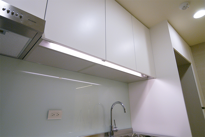 櫥櫃下方照明設計，處理食材時不必擔心光線不足，導致食材洗不乾淨。